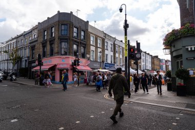 LONDON, İngiltere - 26 Ağustos 2023: Portobello Road Market, Notting Hill 'de ünlü bir antika caddesi.