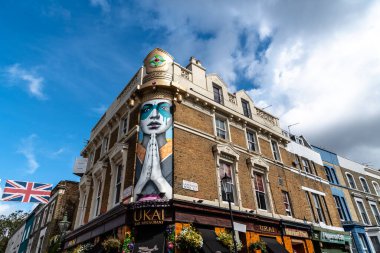 LONDON, İngiltere - 26 Ağustos 2023: Notting Hill 'deki Portobello Yolu' ndaki Antika ve Vintage Stores