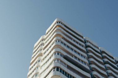 Alicante, İspanya - 13 Ekim 2023: San Juan kıyısındaki turistik apartmanlar