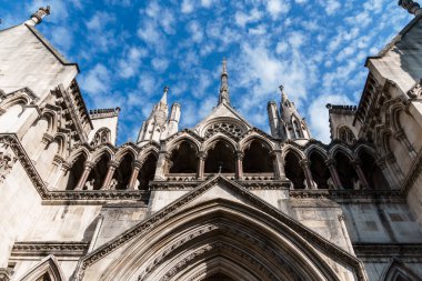 Londra, İngiltere - 25 Ağustos 2023: The Royal Court of Justice in the Strand 'ın düşük açılı görüntüsü
