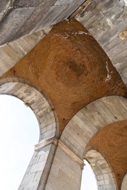 Granit atari salonunun altından tuğla kasalarla görünüm