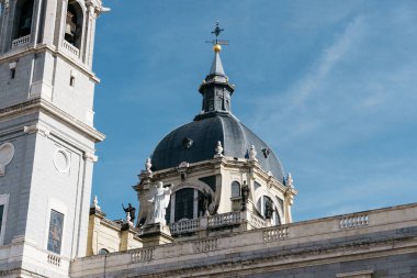 Madrid 'deki Almudena Katedrali. Kubbe ve cephenin dış görünüşü. Madrid, İspanya 'da bulunan bir Katolik kilisesidir ve Madrid Katolik Başpiskoposluğunun merkezidir. Telefoto lensi