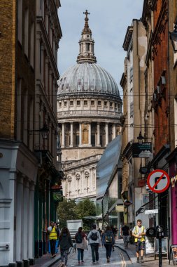 Londra, İngiltere - 25 Ağustos 2023: Watling Caddesi 'nden Saint Paul Katedrali' nin manzarası