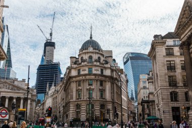 Londra, İngiltere - 25 Ağustos 2023: Bank - Londra 'daki anıt alanı. Arkaplanda inşaat halindeki gökdelenler