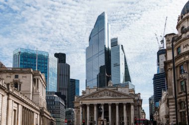 Londra, İngiltere - 25 Ağustos 2023: Bankadan ve Anıttan Londra şehrini görmek ön planda Royal Exchange ve arka planda gökdelenler