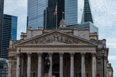 Londra, İngiltere - 25 Ağustos 2023: Tarihi bir ticari bina olan Royal Exchange 'in dış görünüşü. Soyluluk ve portico ayrıntıları