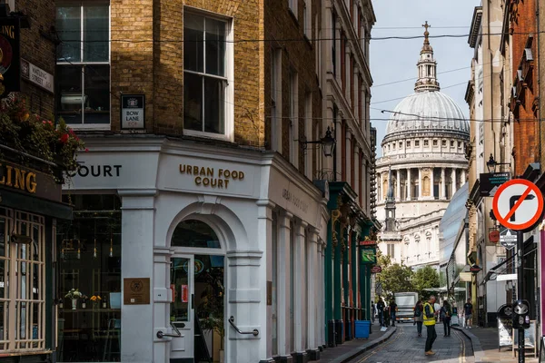 Londra, İngiltere - 25 Ağustos 2023: Watling Caddesi 'nden Saint Paul Katedrali' nin manzarası