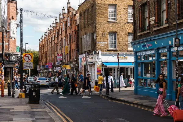 Londra, İngiltere - 25 Ağustos 2023: East End 'deki Brick Lane' de insanların alışveriş yaptığı sokak sahnesi