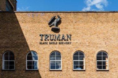 Londra, İngiltere - 25 Ağustos 2023: Truman Black Eagle Bira Fabrikası. Spitalfields bölgesinde Brick Lane civarında bulunan bir bira fabrikası.