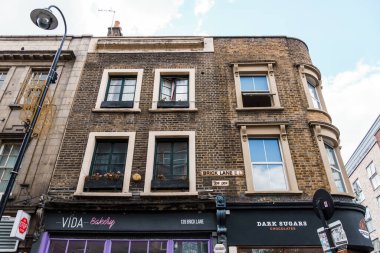 Londra, İngiltere - 25 Ağustos 2023: Brick Lane, East End 'deki geleneksel eski binaların alçak açılı görünümü