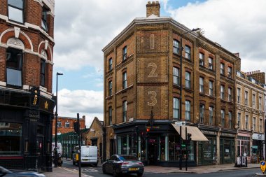 Londra, İngiltere - 25 Ağustos 2023: Bethnal Green Road. Shoreditch 'te Brick Lane yakınlarında bir sokak. Dört depo teraryum uzmanı