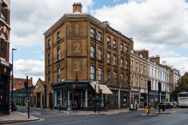 Londra, İngiltere - 25 Ağustos 2023: Bethnal Green Road. Shoreditch 'te Brick Lane yakınlarında bir sokak. Dört depo teraryum uzmanı