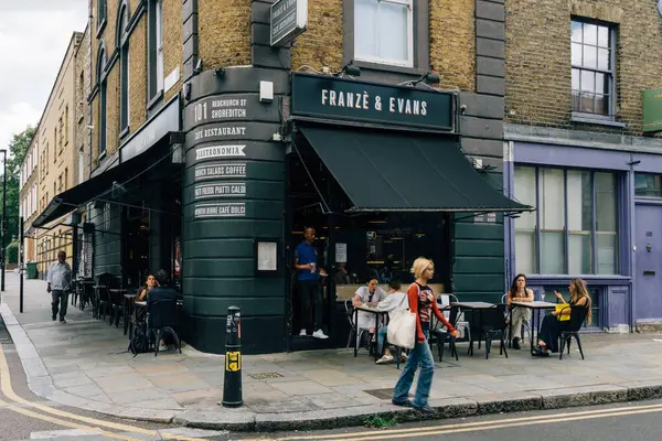 Londra, İngiltere - 25 Ağustos 2023: Shoreditch 'teki Franze Evans Restoranı. Redchurch Caddesi 'ndeki rahat restoran.