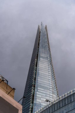 Londra, İngiltere - 26 Ağustos 2023: Çömlek gökdeleni, aynı zamanda Cam Parçası olarak da bilinir. Düşük açı görünümü