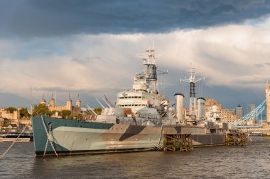 Londra, İngiltere - 26 Ağustos 2023: Thames Nehri üzerinde HMS Belfast