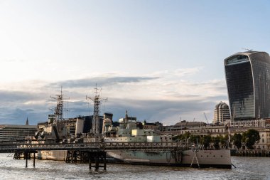 Londra, İngiltere - 26 Ağustos 2023: Thames Nehri üzerinde HMS Belfast