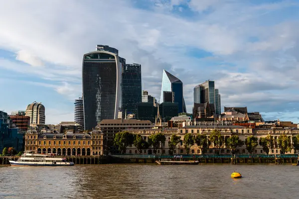 ロンドン イギリス 2023年8月26日 日没のテムズ川によるロンドンの街並み — ストック写真