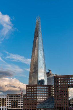 Londra, İngiltere - 26 Ağustos 2023: Çömlek gökdeleni, aynı zamanda Cam Parçası olarak da bilinir. Gün batımında görüntüle