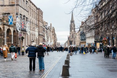 Edinburgh, İngiltere - 3 Aralık 2023: Noel zamanı Royal Mile