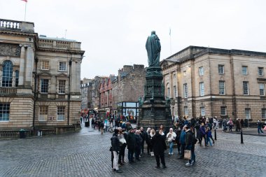 Edinburgh, İngiltere - 3 Aralık 2023: Royal Mile 'da Walter Francis Montagu Douglas Scott' ın heykeli. Parlamento Meydanı