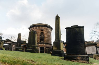 Edinburgh, İngiltere - Aralık 2023: Eski Calton Mezarlığı bulutlu bir gün