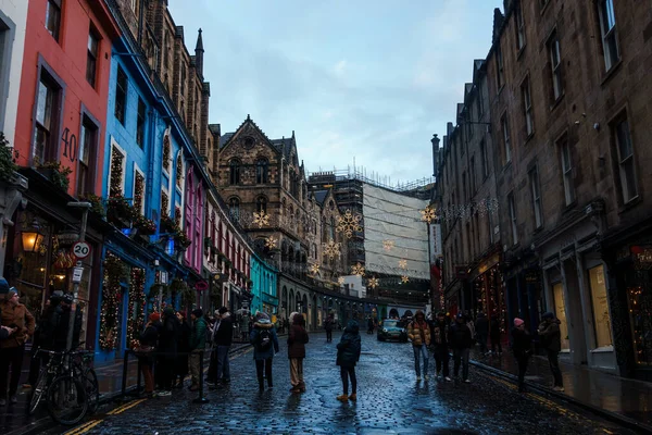 爱丁堡 2023年12月4日 圣诞节期间的维多利亚街 — 图库照片