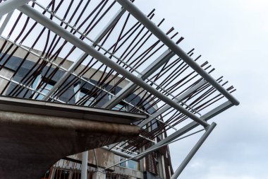 Edinburgh, İngiltere - 4 Aralık 2023, İskoçya Parlamentosu. Enric Miralles tarafından tasarlanan Holyrood bölgesinde yer almaktadır.