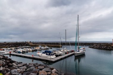 Povoacao, Portekiz - 7 Temmuz 2022: Liman yazın bulutlu bir günü. Sao Miguel Adası, Azores.