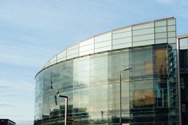 Glasgow, İngiltere - 6 Aralık 2023: Glasgow Üniversitesi 'nde modern eğitim binası. Dış cephe perdesi duvarı