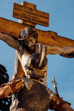 Zamora, İspanya - 7 Nisan 2023: Paskalya kutlamaları sırasında hırsızlar ve askerler eşliğinde İsa 'nın çarmıha gerilişini temsil eden polikrom ahşap heykel topluluğu