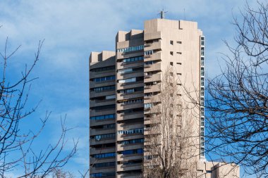 Madrid, İspanya - 28 Ocak 2024: Lüks konut kulesi. Valencia Kulesi, Retiro Park yakınlarında. Javier Carvajal 'ın acımasız mimarisi.