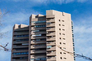 Madrid, İspanya - 28 Ocak 2024: Lüks konut kulesi. Valencia Kulesi, Retiro Park yakınlarında. Javier Carvajal 'ın acımasız mimarisi.