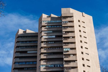 Madrid, İspanya - 28 Ocak 2024: Lüks konut kulesi. Valencia Kulesi, Retiro Park yakınlarında. Javier Carvajal 'ın acımasız mimarisi.