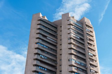 Madrid, İspanya - 28 Ocak 2024: Lüks konut kulesi. Valencia Kulesi, Retiro Park yakınlarında. Javier Carvajal 'ın acımasız mimarisi.