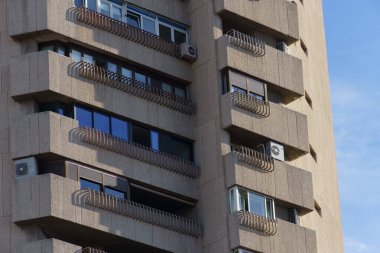 Madrid, İspanya - 28 Ocak 2024: Lüks konut kulesi. Valencia Kulesi, Retiro Park yakınlarında. Javier Carvajal 'ın acımasız mimarisi. Ön cephenin ayrıntıları