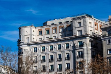 Madrid, İspanya - 28 Ocak 2024: Plaza de la Independencia 'daki lüks konut binaları