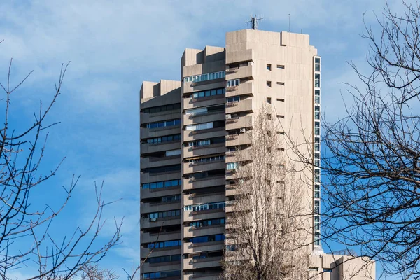 Madrid, İspanya - 28 Ocak 2024: Lüks konut kulesi. Valencia Kulesi, Retiro Park yakınlarında. Javier Carvajal 'ın acımasız mimarisi.