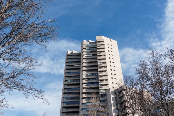 Madrid, İspanya - 28 Ocak 2024: Lüks konut kulesi. Valencia Kulesi, Retiro Park yakınlarında. Javier Carvajal 'ın acımasız mimarisi.