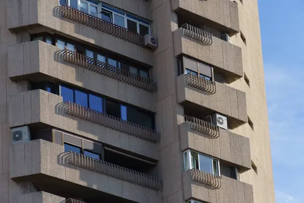 Madrid, İspanya - 28 Ocak 2024: Lüks konut kulesi. Valencia Kulesi, Retiro Park yakınlarında. Javier Carvajal 'ın acımasız mimarisi. Ön cephenin ayrıntıları