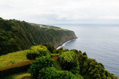 Sao Miguel Adası, Azores 'in doğu kıyısının manzarası. Ponta da Madrugada 'nın bakış açısı