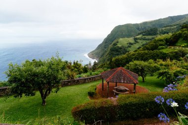 Sao Miguel Adası, Azores 'in doğu kıyısının manzarası. Ponta da Madrugada 'nın bakış açısı