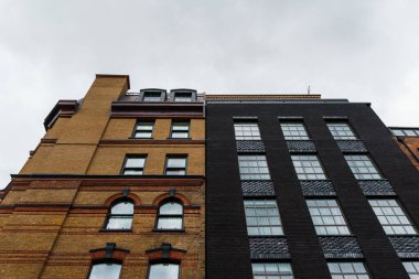 Londra 'daki eski lüks konut binasının alçak açılı görüntüsü. Emlak kavramı