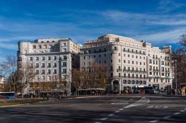 Madrid, İspanya - 28 Ocak 2024: Plaza de la Independencia 'daki lüks konut binaları
