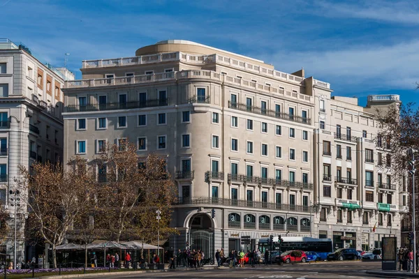 Madrid, İspanya - 28 Ocak 2024: Plaza de la Independencia 'daki lüks konut binaları