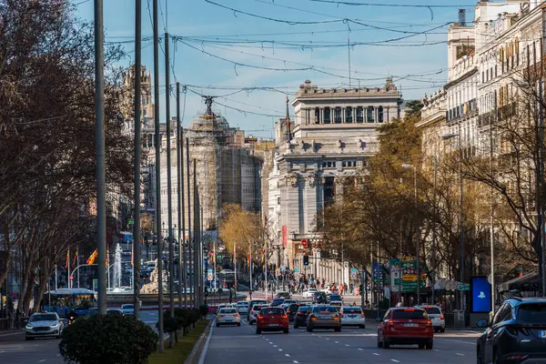 Madrid, İspanya - 28 Ocak 2024: Plaza de la Independencia üzerinden Cibeles Meydanı ve Gran caddelerinin perspektifi. Teleles fotoğrafı. Madrid 'in ikonik şehir manzarası