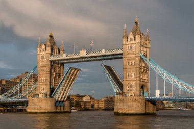 Gün batımında Londra manzaralı Tower Bridge.