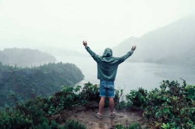 Portekiz, Azores 'teki Sao Miguel Adası' ndaki Lagoa do Fogo 'da genç bir erkek.