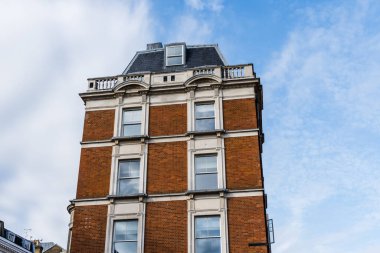 Londra 'daki eski lüks konut binasının alçak açılı görüntüsü. Emlak kavramı