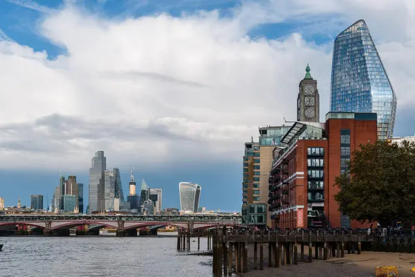 ロンドン イギリス 2023年8月26日 テムズ川によるロンドンの街並み — ストック写真