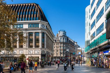 Londra, İngiltere - 27 Ağustos 2023: Leicester Meydanı Yazın güneşli bir günü